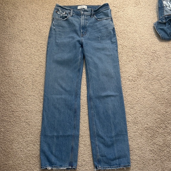 Abercrombie & Fitch Denim - Abercrombie & Fitch Straight-Leg Jeans in Medium Blue Wash